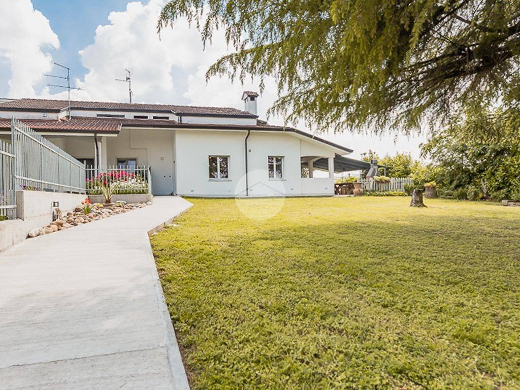 Villa in vendita a Villafranca di Verona