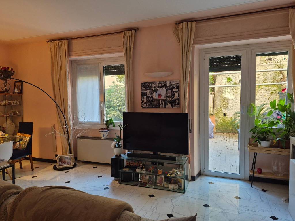 Salone dell'appartamento in Via Carlo e Nello Rosselli