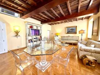 4-room flat via dei Crociferi, Trevi, Rome