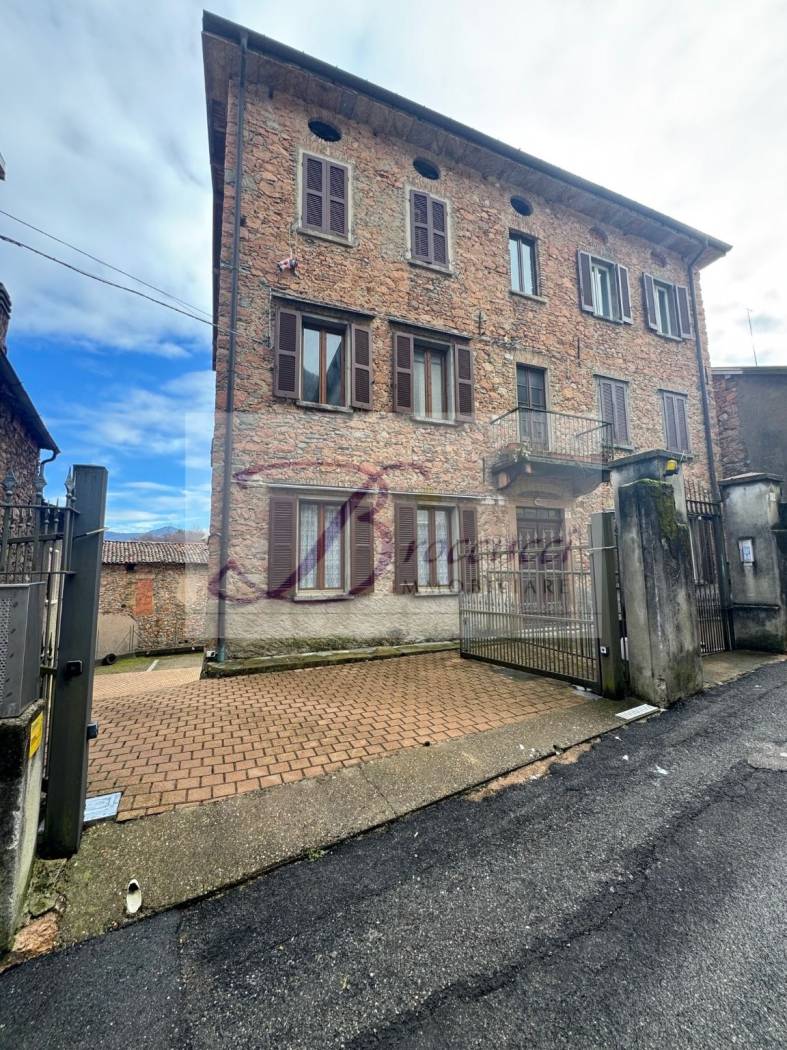 Palazzo - Edificio in vendita a Cuasso al Monte