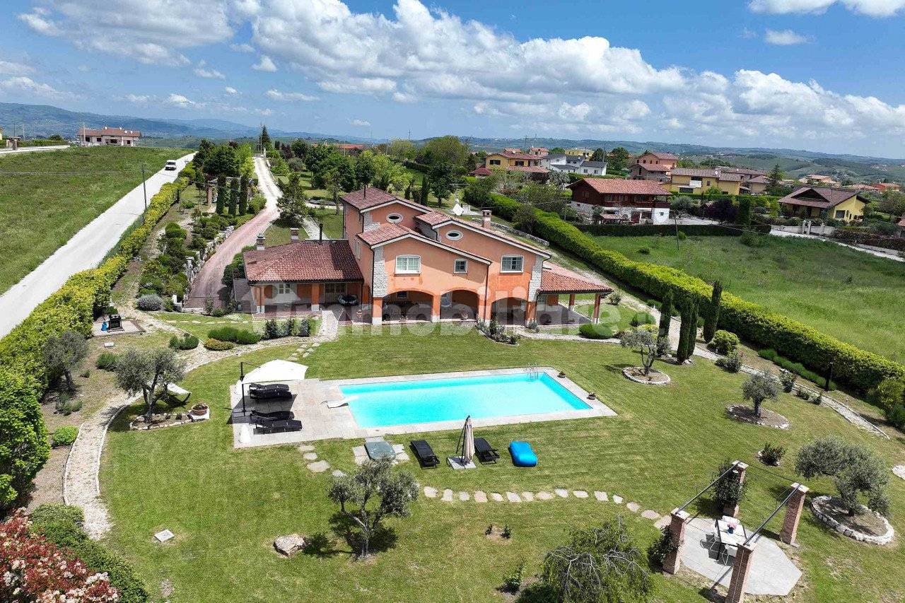 Villa in vendita a Oratino