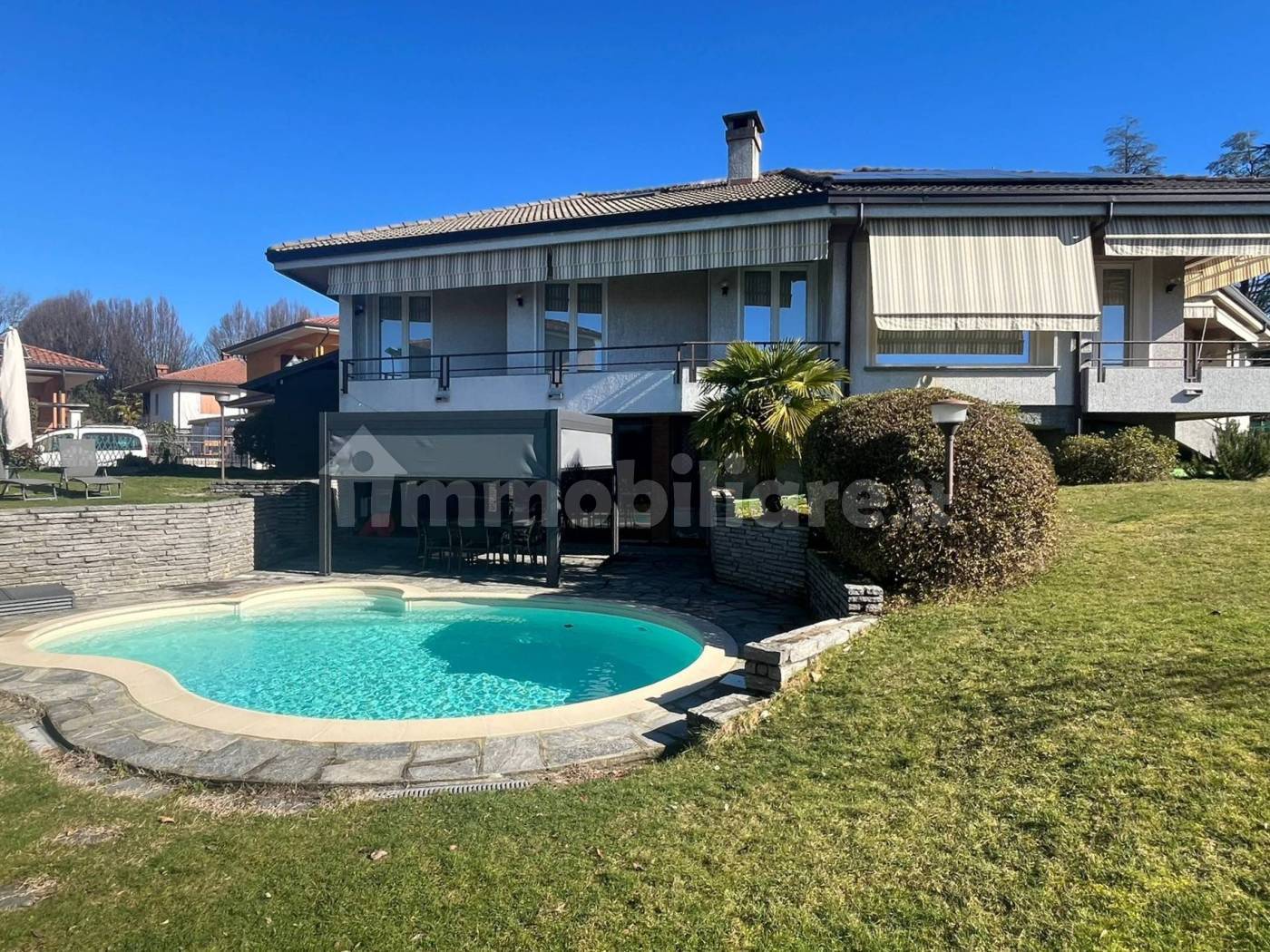 Villa in vendita a Varallo Pombia