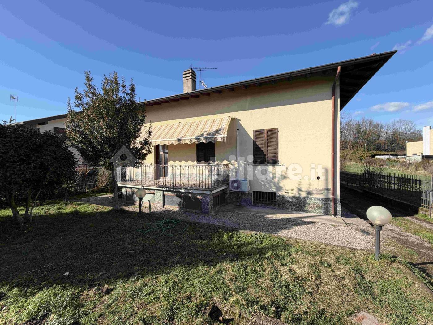Villa in vendita a Sesto Calende