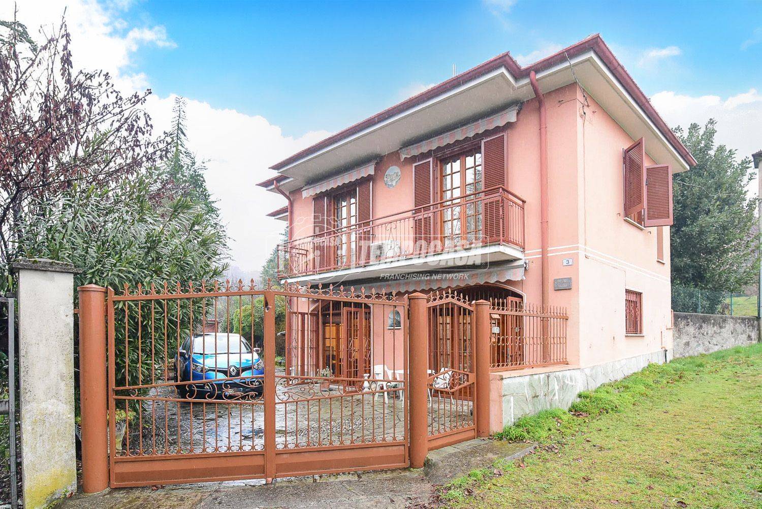 Villa in vendita a Longone al Segrino