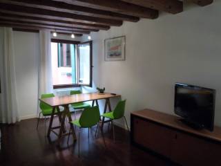 2-room flat excellent condition, second floor, San Polo, Venice