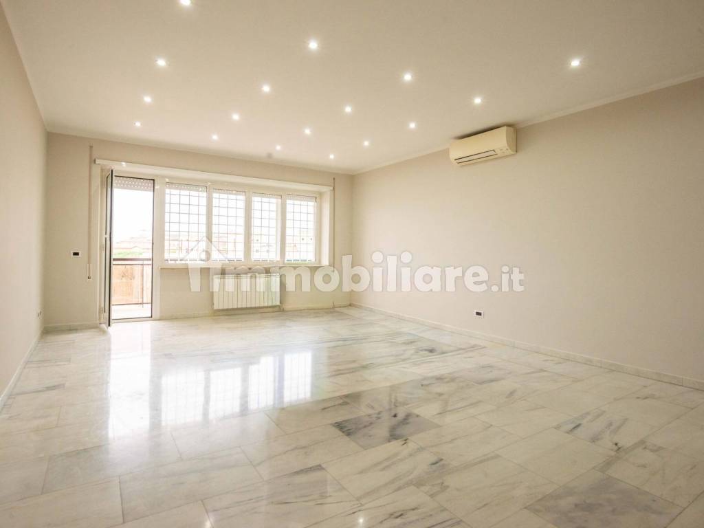 Vendita Appartamento Roma. Quadrilocale in via Gallia. Buono stato ...