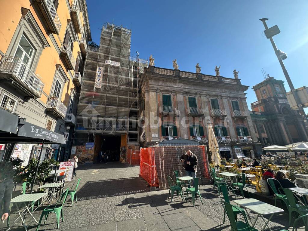 Locale commerciale via Port'alba 2, Napoli, Rif. 127163119 - Immobiliare.it