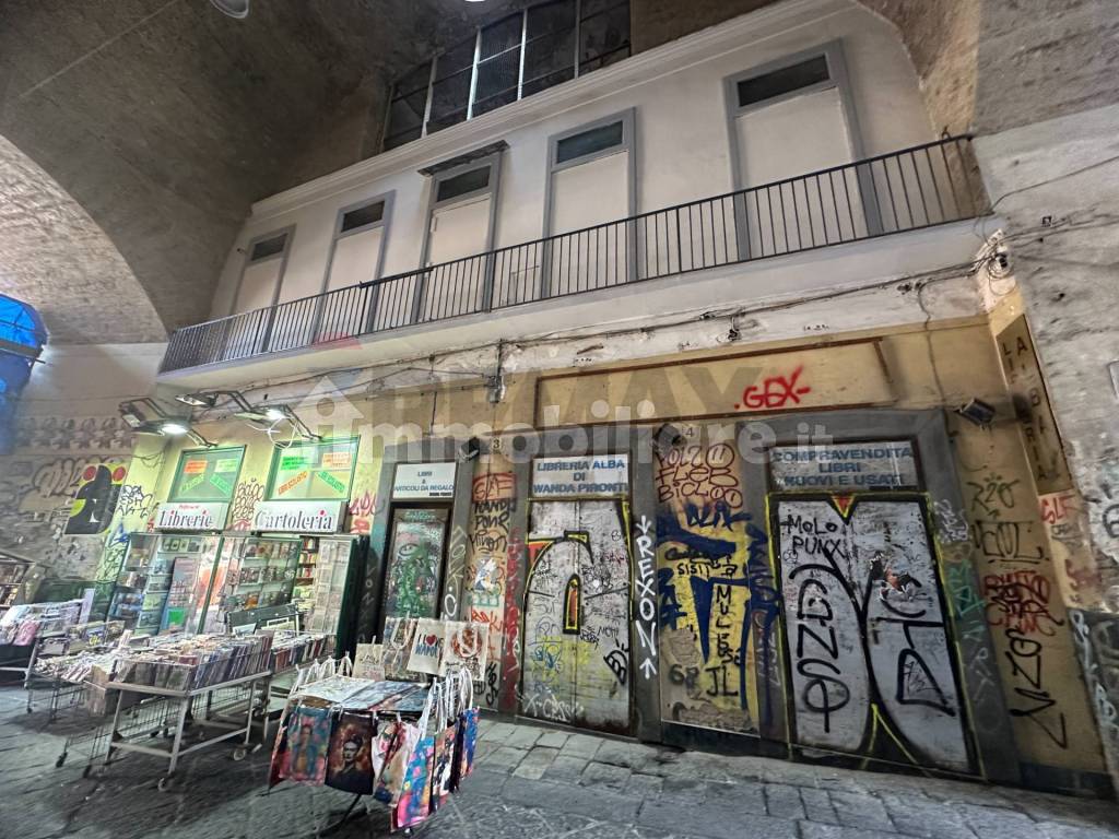 Locale commerciale via Port'alba 2, Napoli, Rif. 127163119 - Immobiliare.it