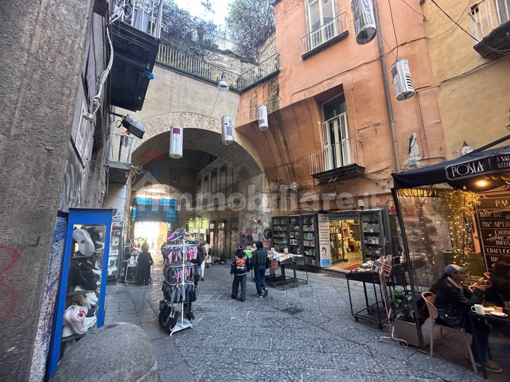 Locale commerciale via Port'alba 2, Napoli, Rif. 127163119 - Immobiliare.it