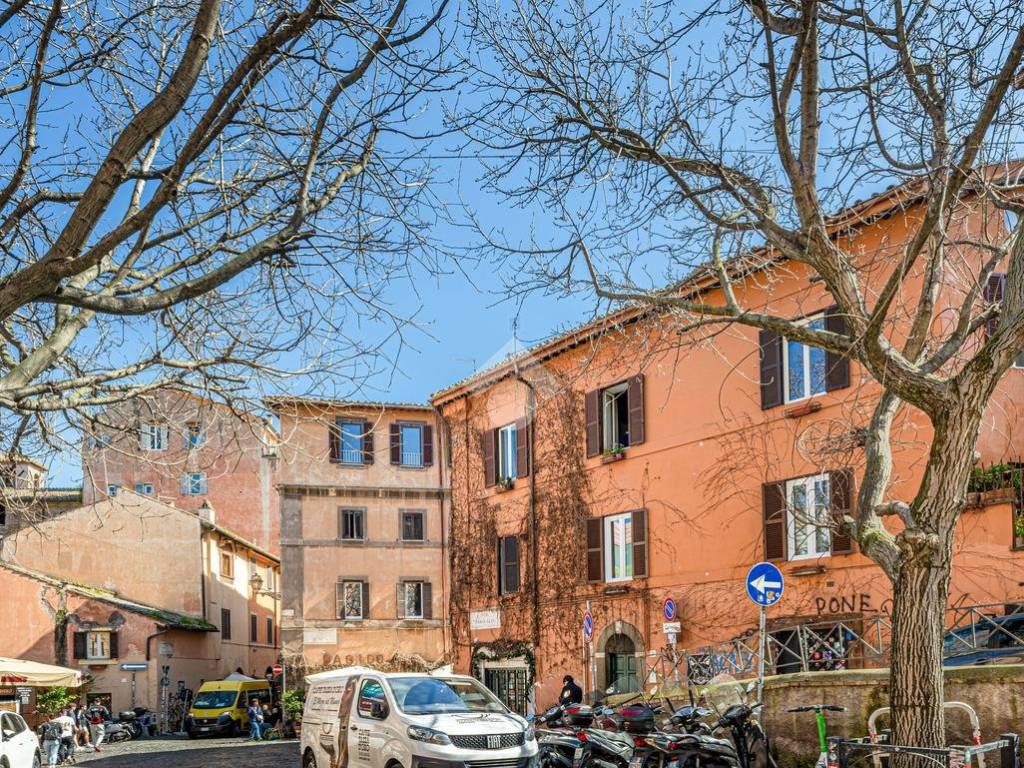 Vendita Appartamento Roma. Quadrilocale in via Garibaldi 3. Buono stato ...