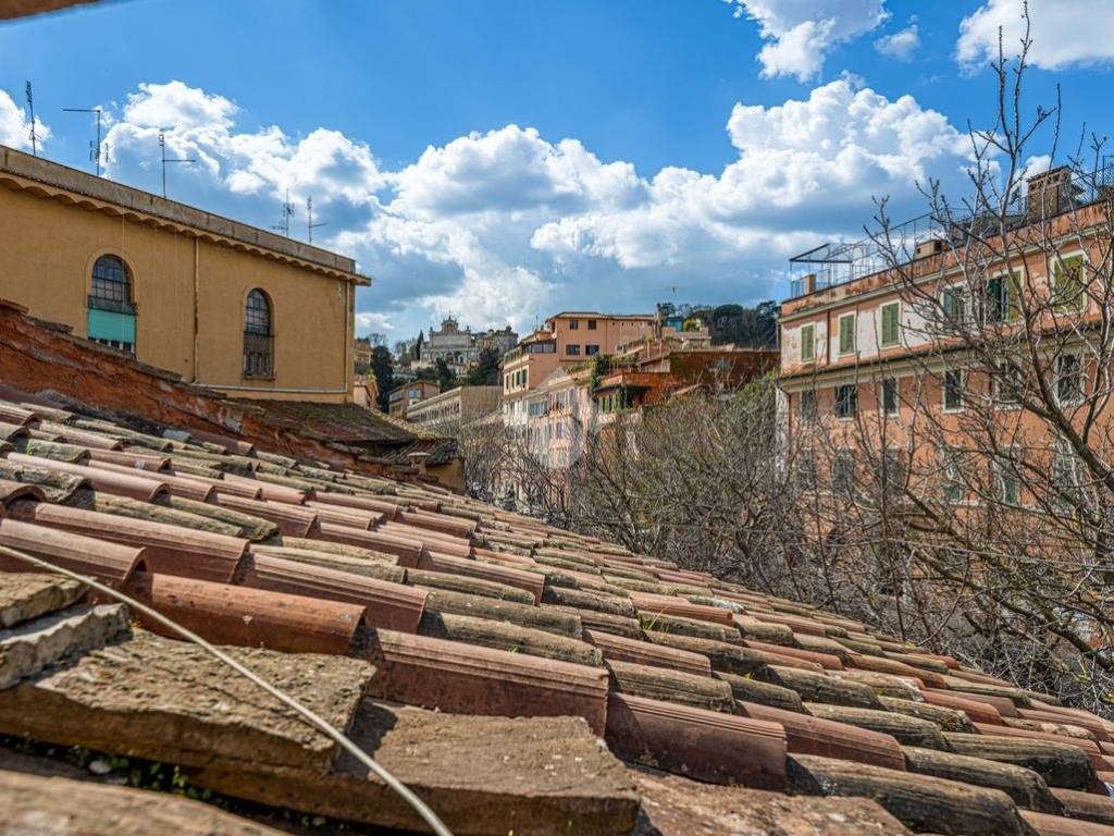 Vendita Appartamento Roma. Quadrilocale in via Garibaldi 3. Buono stato ...