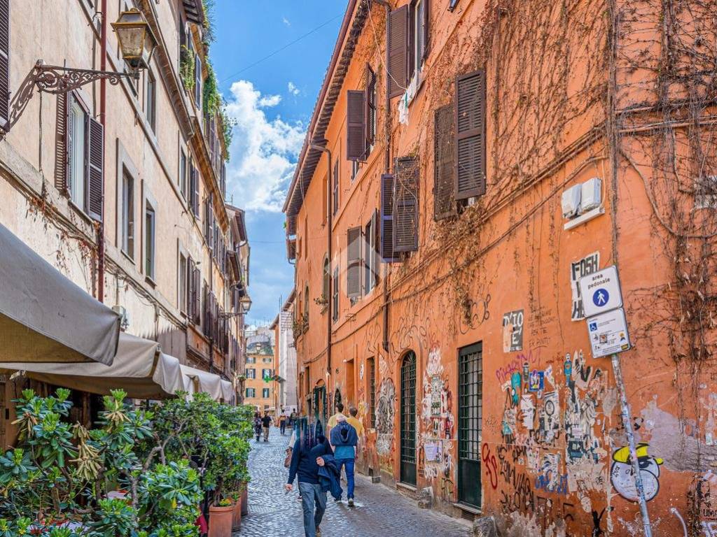 Vendita Appartamento Roma. Quadrilocale in via Garibaldi 3. Buono stato ...