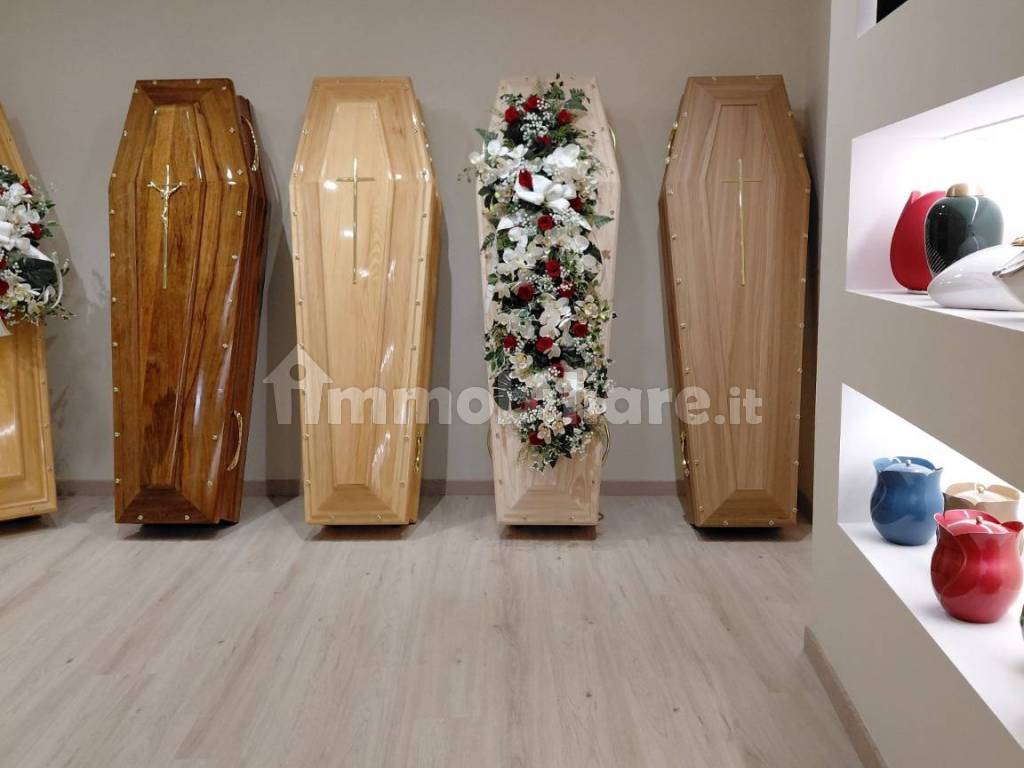 Casket Raguna Attività commerciale piazza Giuseppe Mazzini 6, Rimini, Rif. 127740000 ...