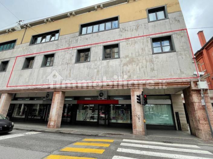 Palazzo - Stabile in vendita a Padova