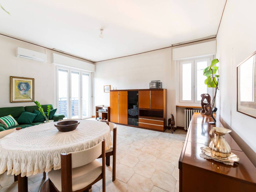 Vendita Appartamento Milano. Quadrilocale, Quarto piano, con balcone ...