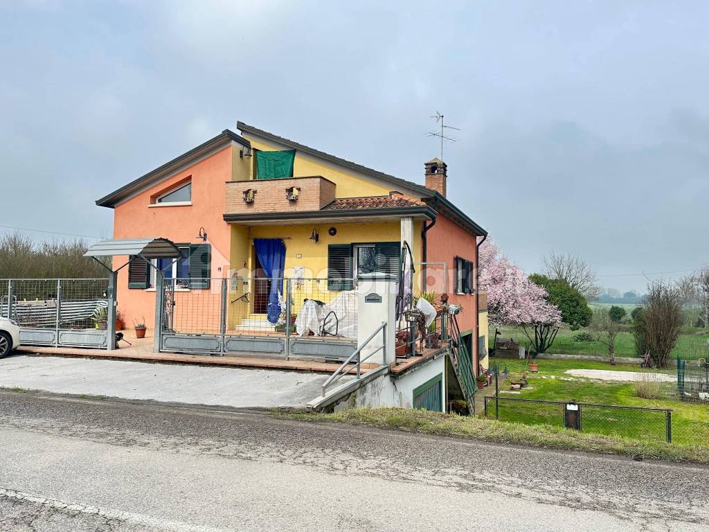 Villa con giardino Argenta