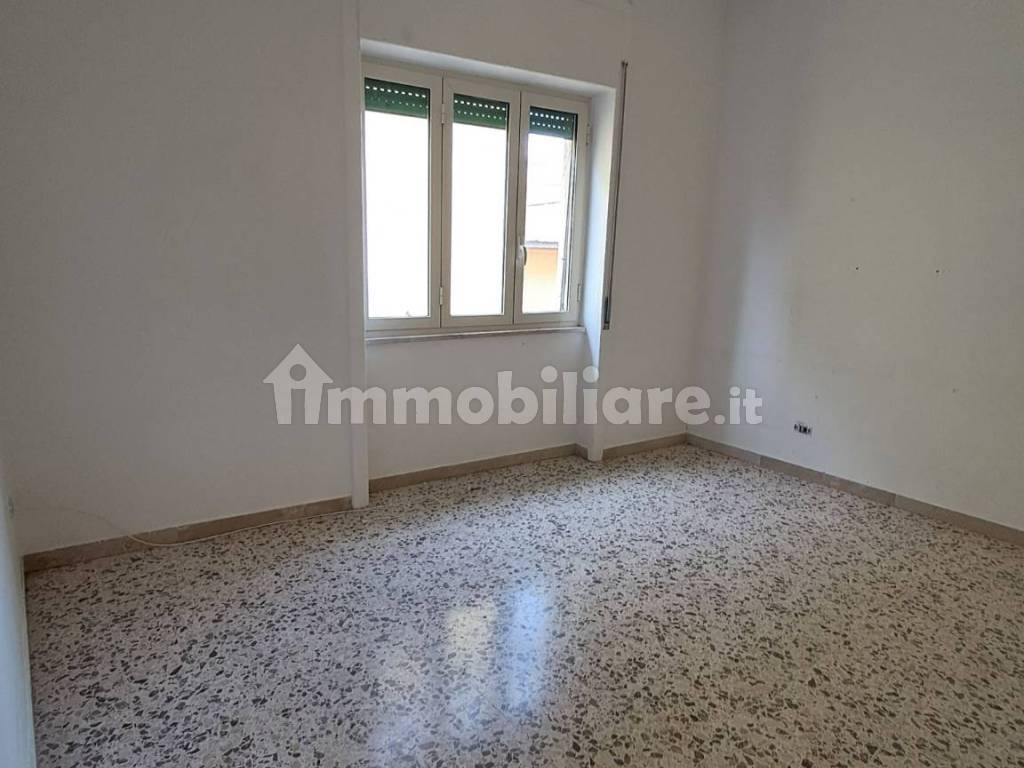 Vente Appartement Pouzzoles. Appartement 4 chambres, Bon état, deuxième ...