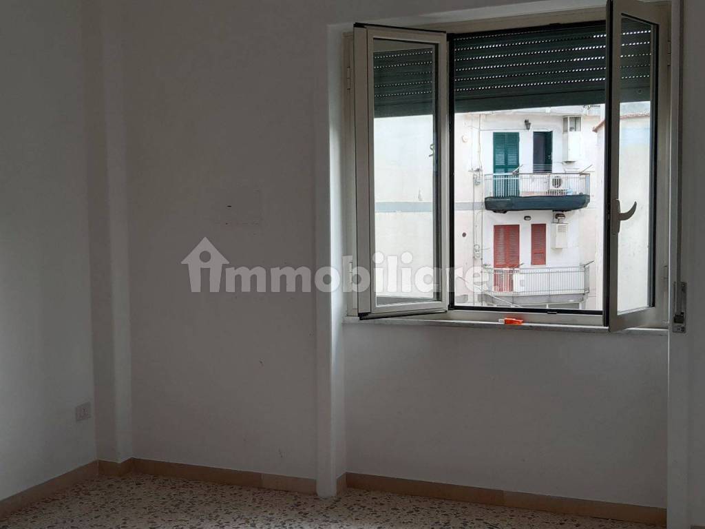 Vente Appartement Pouzzoles. Appartement 4 chambres, Bon état, deuxième ...