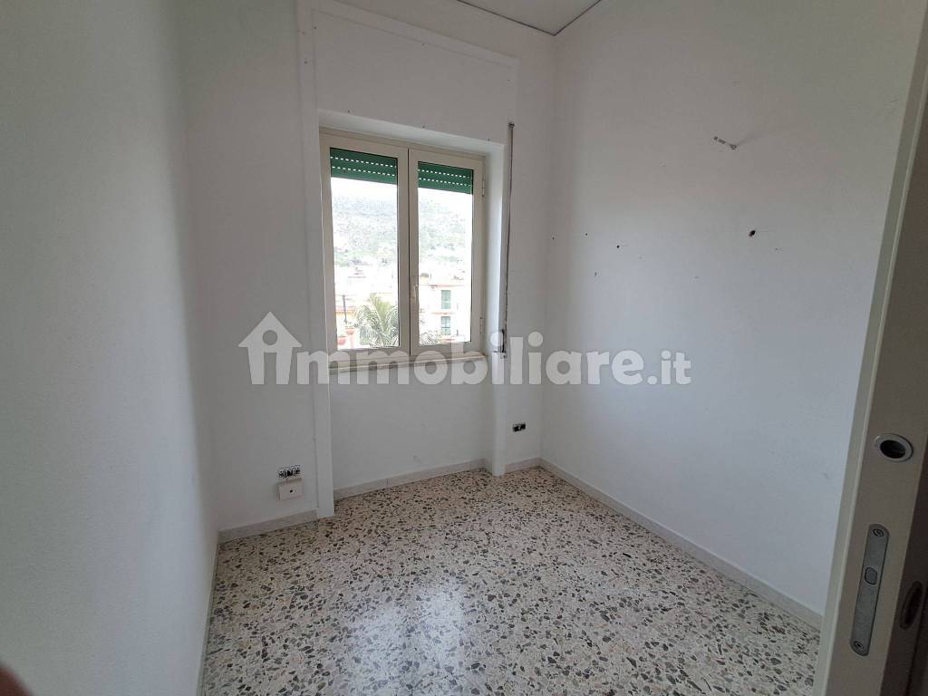 Vente Appartement Pouzzoles. Appartement 4 chambres, Bon état, deuxième ...