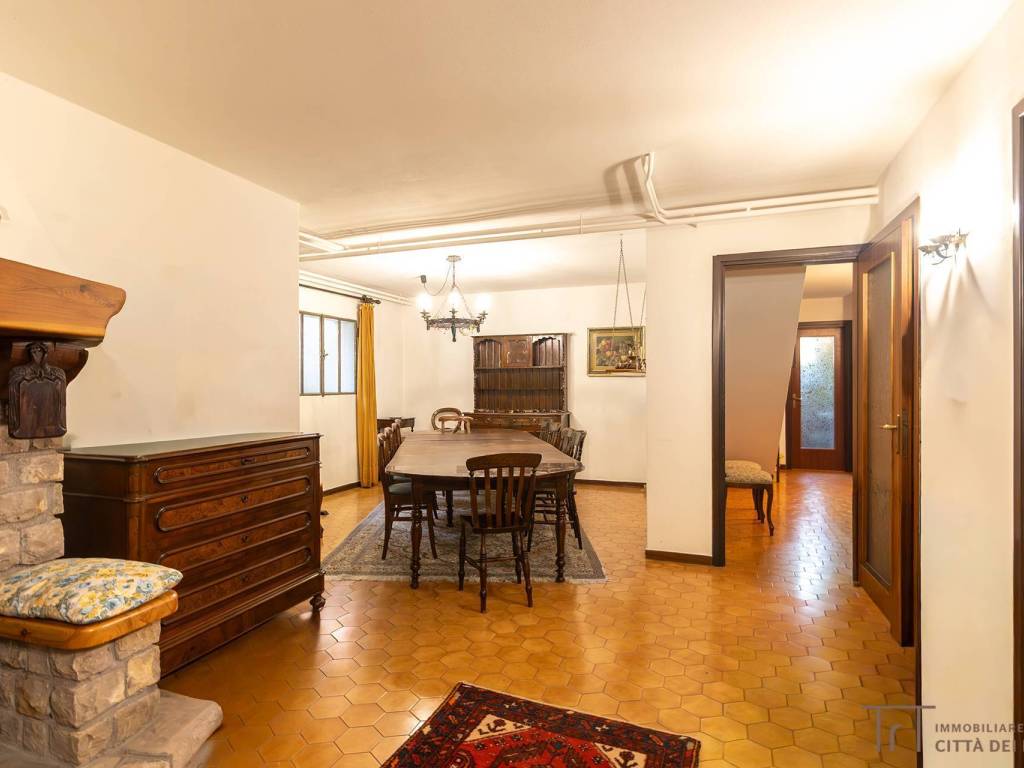 Vendita Villa bifamiliare in via Alfredo Piatti Mozzo. Buono stato ...