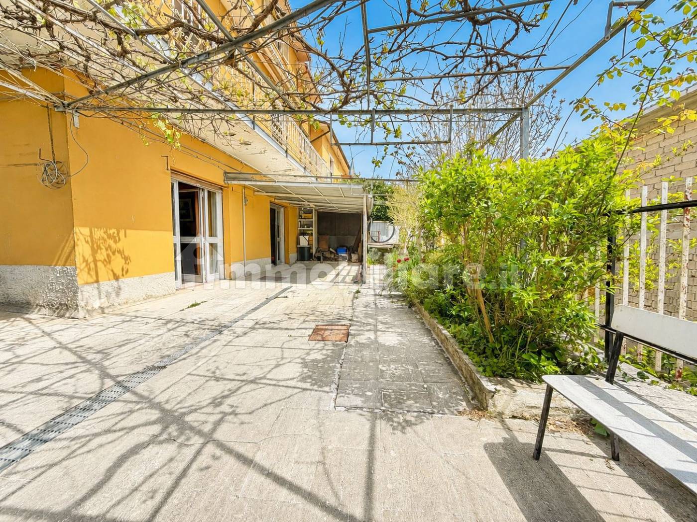 Multi-Family Townhouse in Sante Marie