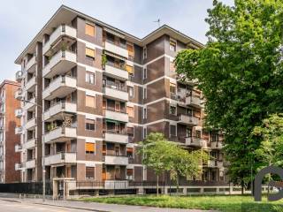 Quadrilocale via Berna 21, Primaticcio, Milano