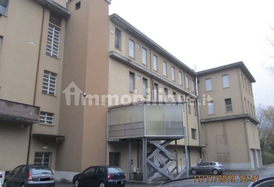 Palazzo - Stabile in vendita a Langhirano