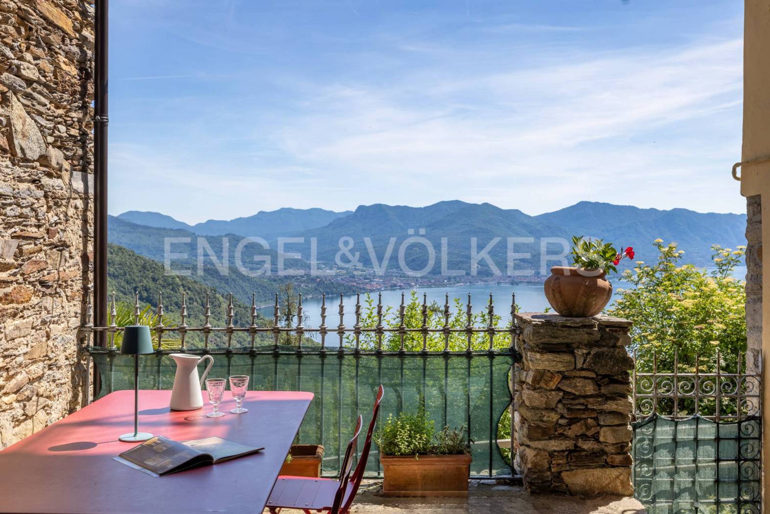 Villa in vendita a Maccagno con Pino e Veddasca