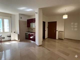 Trilocale via Popoli Uniti 24, Rovereto, Milano