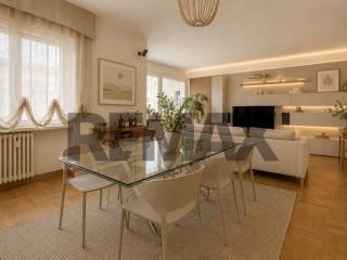 Appartamento buono stato, quarto piano, Centrale, Milano