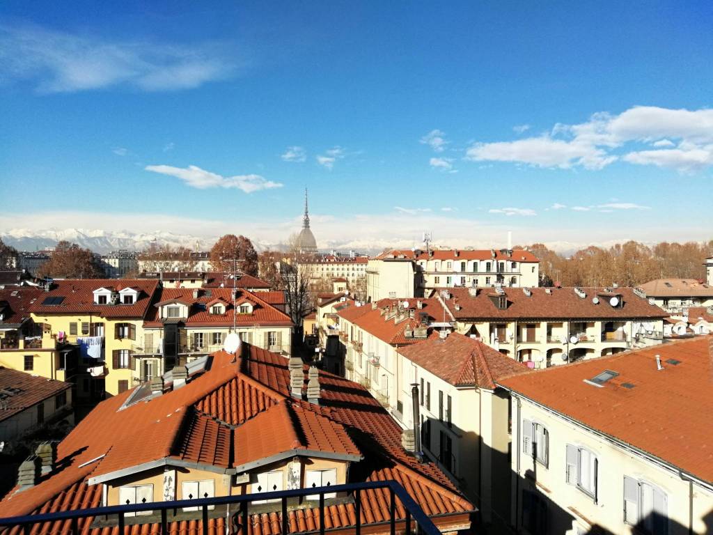 Rent Penthouse in via Cosmo 6 Turin. Excellent condition, with balcony ...