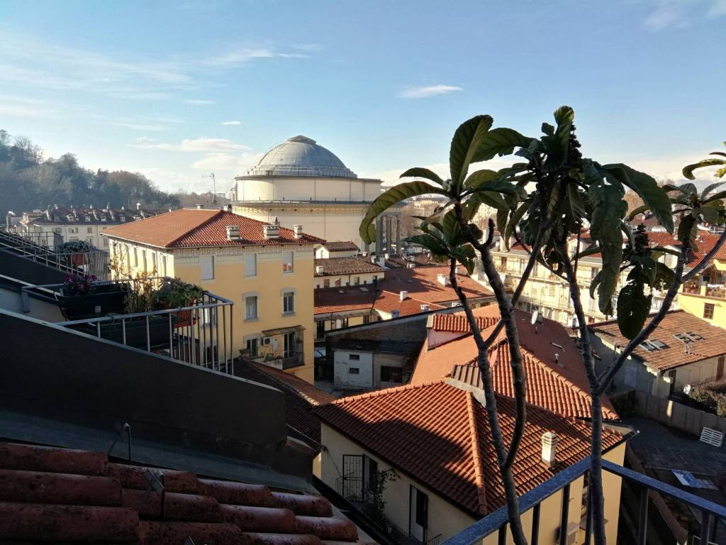 Rent Penthouse in via Cosmo 6 Turin. Excellent condition, with balcony ...