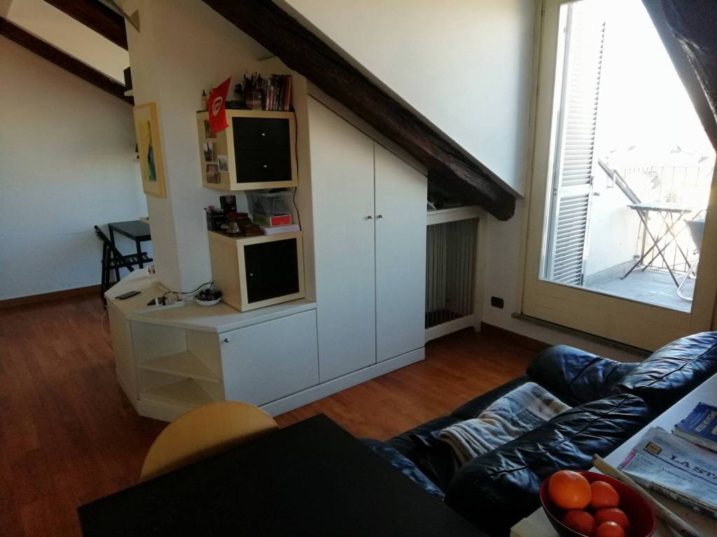 Rent Penthouse in via Cosmo 6 Turin. Excellent condition, with balcony ...