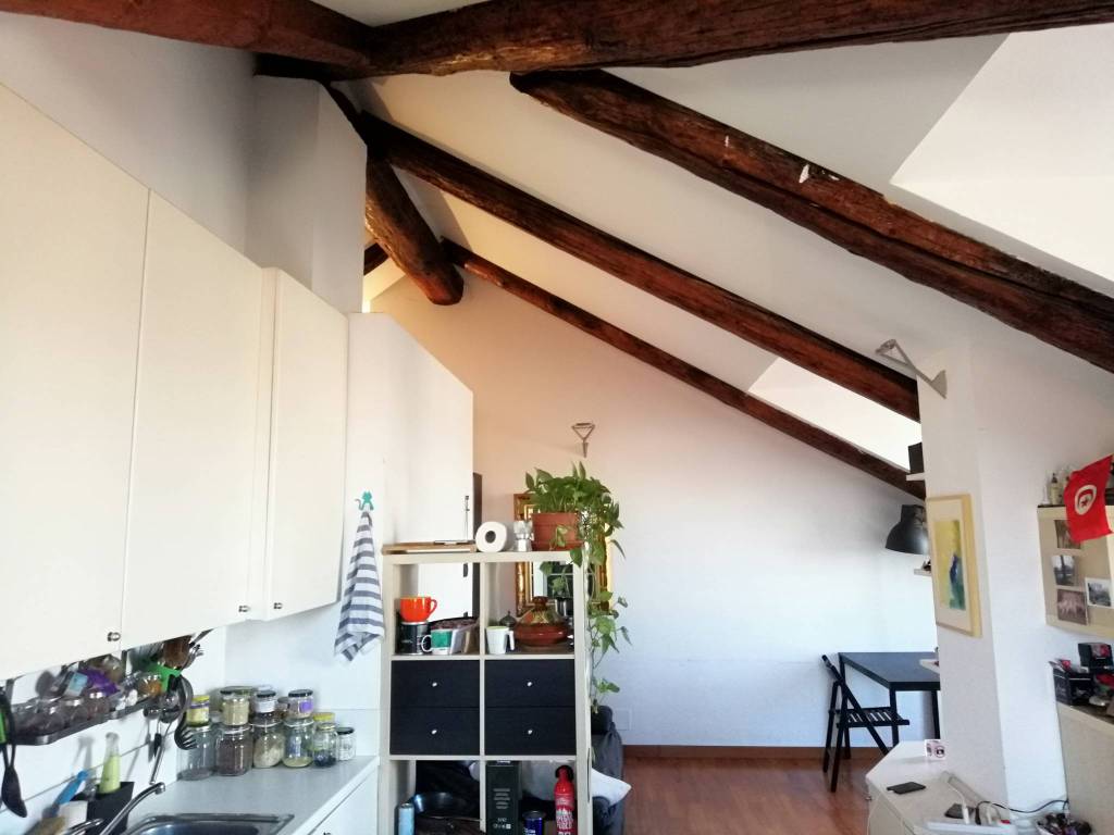 Rent Penthouse in via Cosmo 6 Turin. Excellent condition, with balcony ...