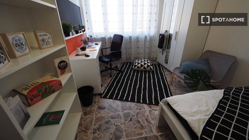 4 stanze singole in Nizza Millefonti, foto 2 di 18