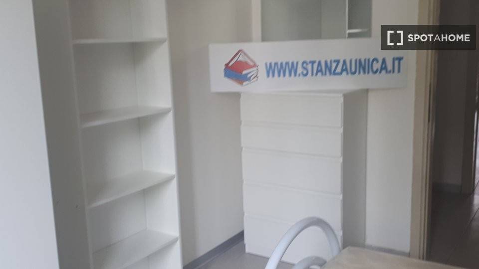 Stanza singola in San Salvario, foto 2 di 18