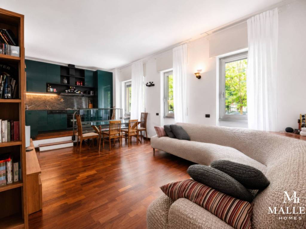 Soggiorno luminoso con cucina a vista e parquet in Via Jacopo Palma 16, Milano