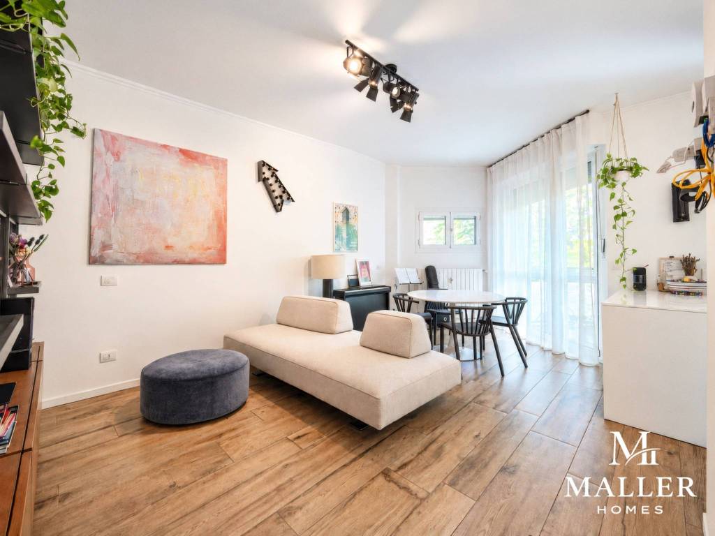 Soggiorno del trilocale ristrutturato con terrazzo in Via Mario Morgantini 14, Milano
