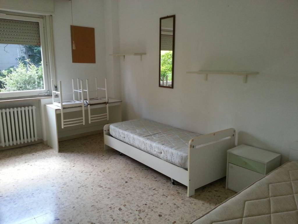 Stanza singola via bonconte da montefeltro 56, urbino