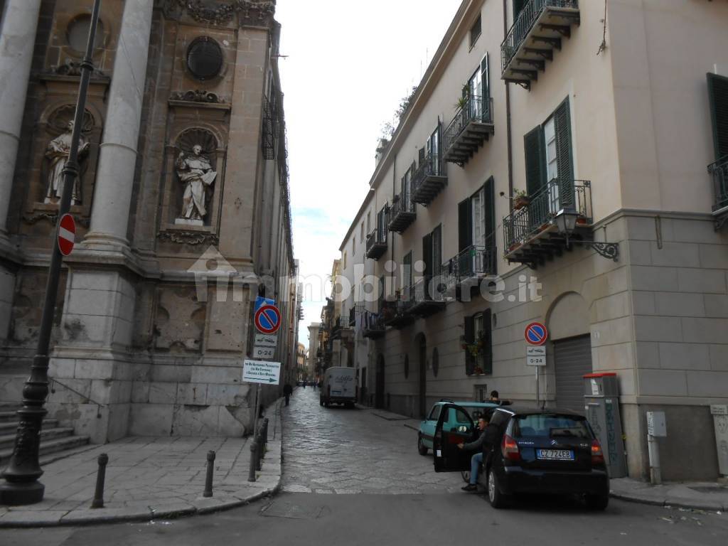 Vista dell'edificio e della via Alloro