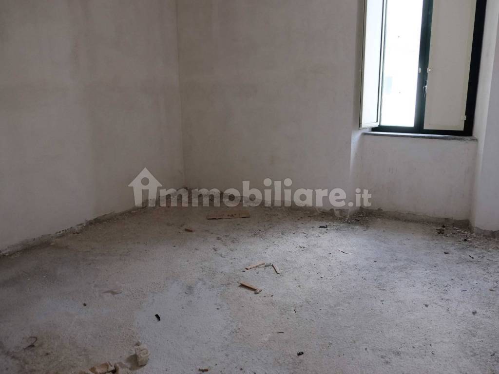 Vendita Appartamento Laino Trilocale in piazza Navarro. Buono