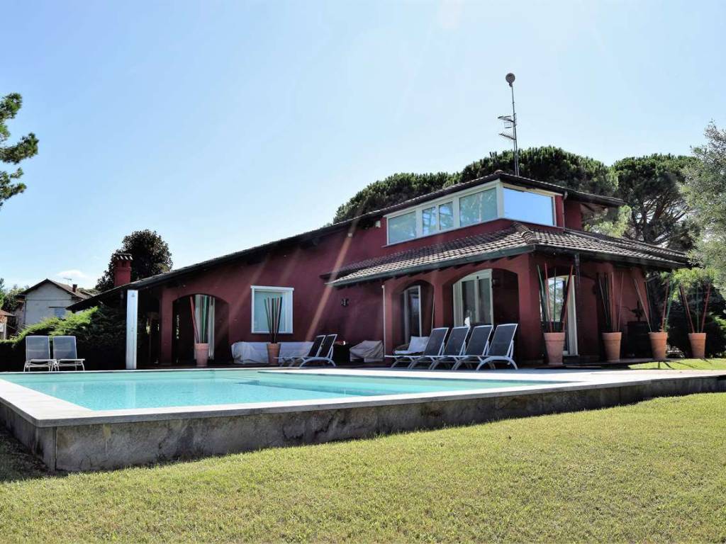 la casa con piscina