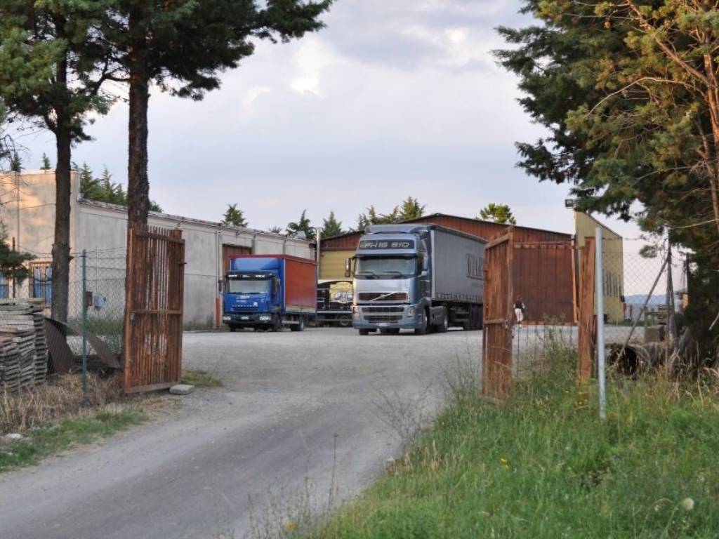 Capannone strada statale di sarteano 41, radicofani