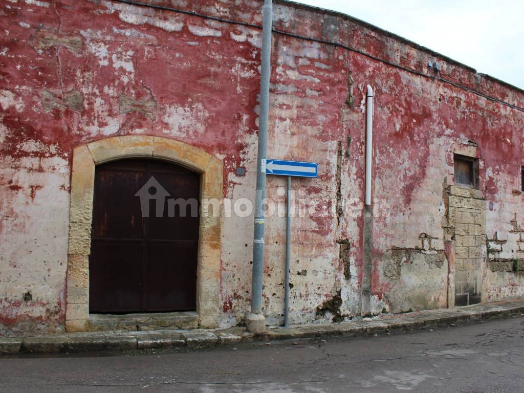 Vendesi  rustico a Carmiano ampia metratura