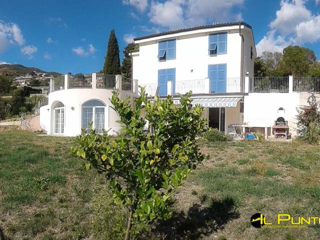 Villa nuova con vista mare, realizzata con materiali di pregio e basso impatto energetico  - 2