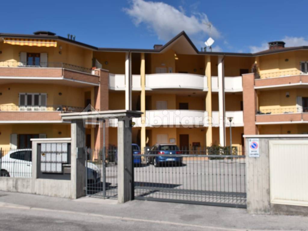 Affitto Appartamento Fabriano. Bilocale in via Benedetto Croce 2. Nuovo, primo piano, posto auto