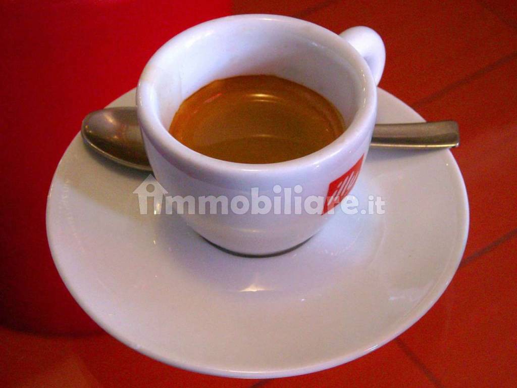 1200px-Tazzina di caffè a Ventimiglia[1]