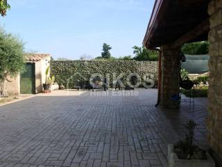 Villa ristrutturata con giardino e piscina 5