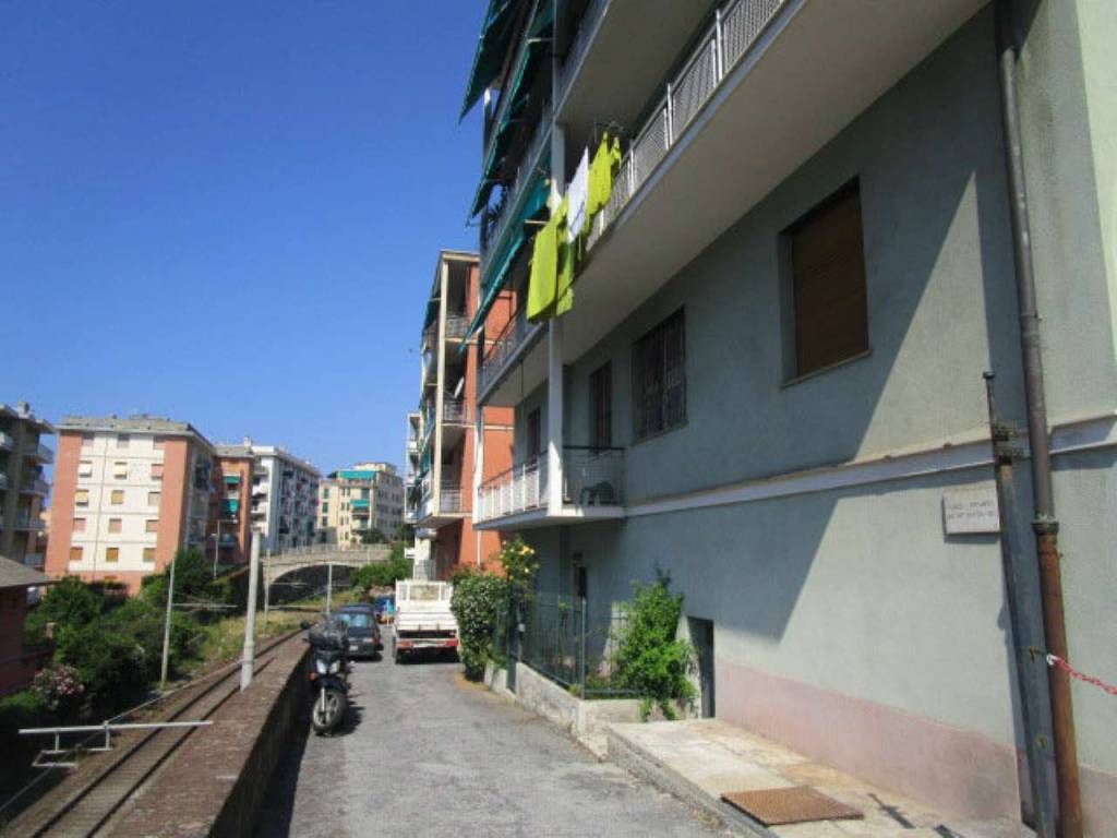 Vendita Appartamento Genova. Bilocale in via Santorre di Santarosa. Da  ristrutturare, terzo piano, con balcone, riscaldamento autonomo, rif.  77170458