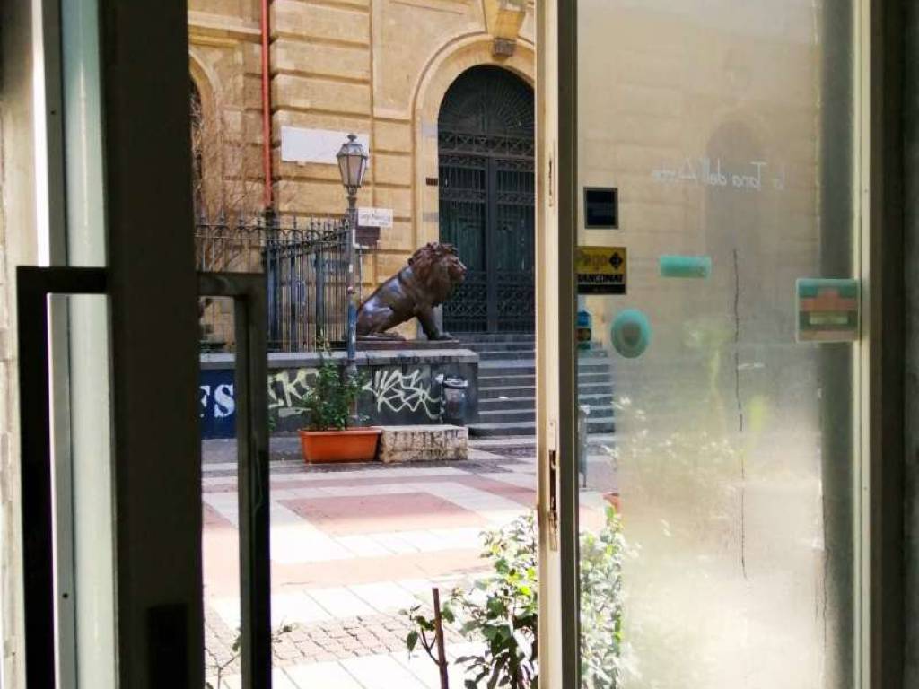 Fronte dalla vetrina di via Vincenzo Bellini 